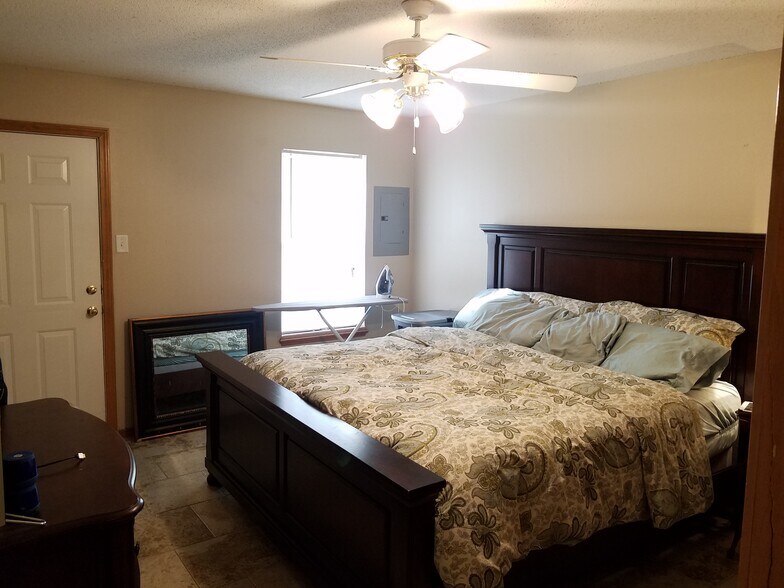 Master bedroom with king size bed - 5119 Galloping Way