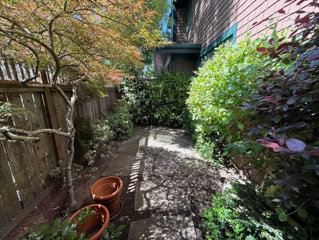 Building Photo - CRAFTSMAN STYLE TWO STORY 2BD/2BA END UNIT...