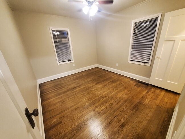 Building Photo - 2 Bedroom, 1 Bathroom home with large garage