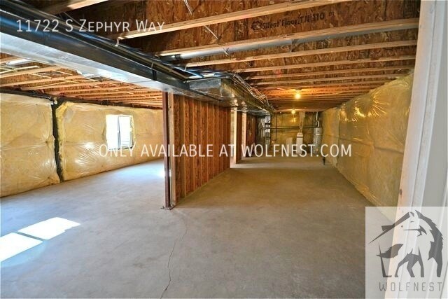 Building Photo - No Security Deposit Option! Amazing 3 Bedr...