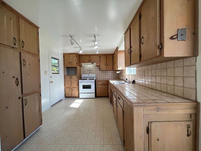 Building Photo - 1093 Brighton Ave