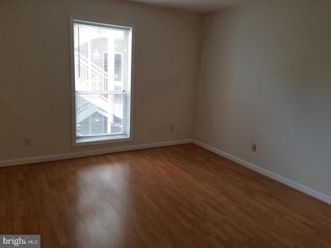 Building Photo - 3178 Summit Square Dr