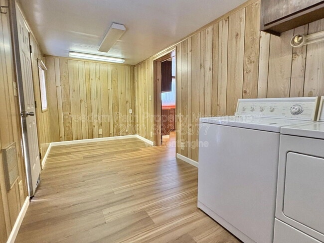 Building Photo - 104 Main St