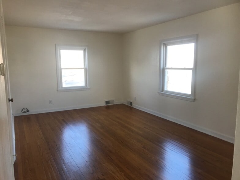 Building Photo - 119 W Oakdale Dr