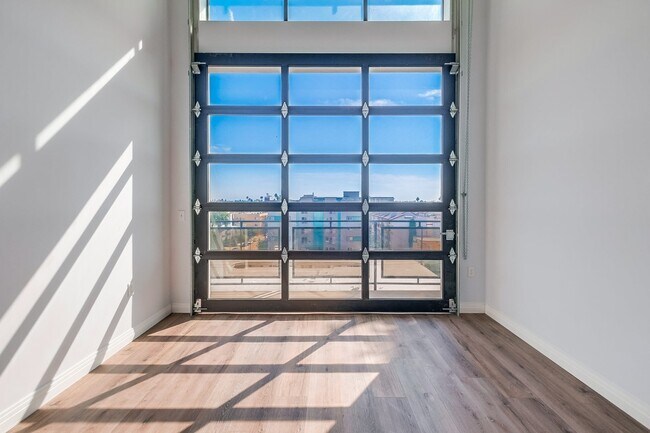 Building Photo - Lux Lofts