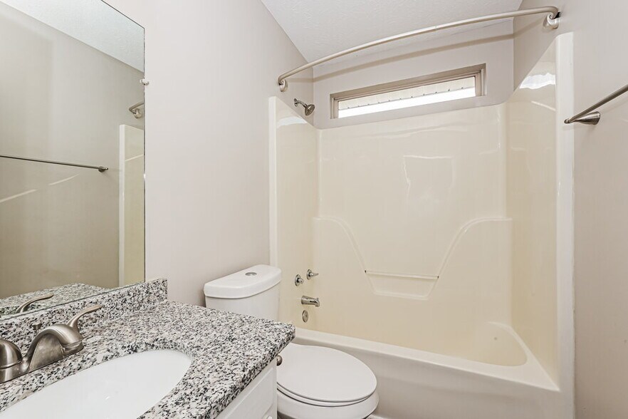 Building Photo - 909 Bexhill Ct S