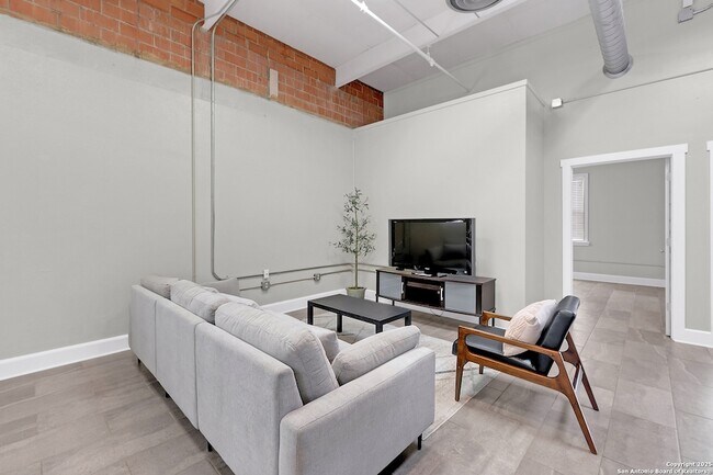 Building Photo - 3363 E Commerce St