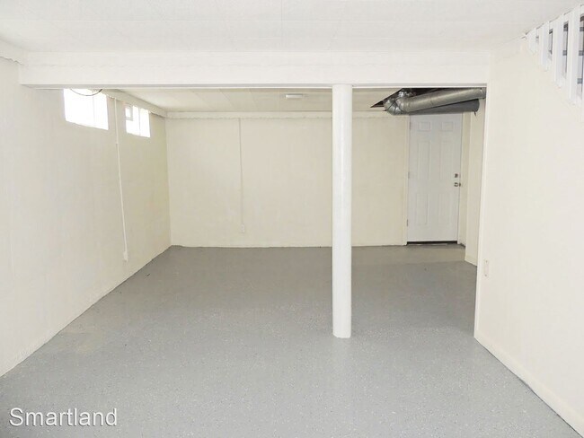 Building Photo - 4 br, 1 bath House - 324 E. 222nd St
