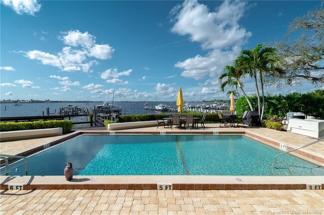 Building Photo - 415 NW North River Dr