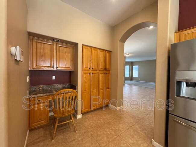 Building Photo - 1313 W Straford Ave