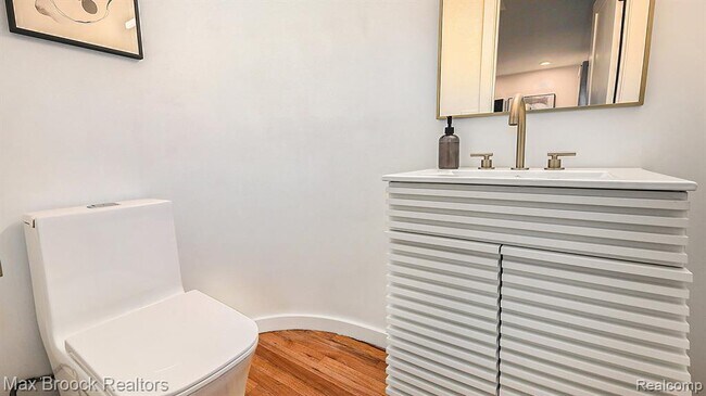 Building Photo - 343 S Elm St