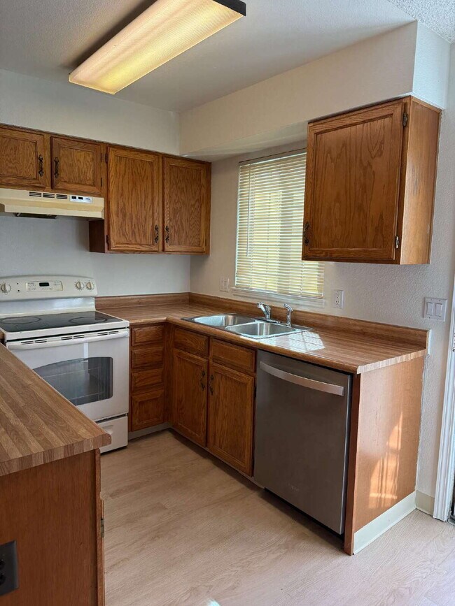 Building Photo - Cozy 2 Bed, 1.5 Bath Townhouse with Fireplace + Community Pool + Reserved Parking Space!
