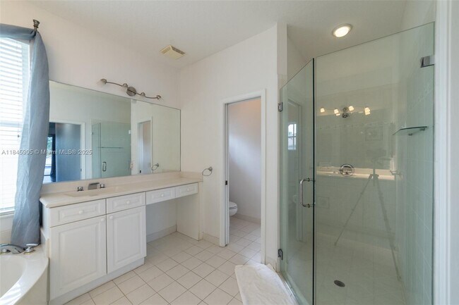 Building Photo - 896 Marina Dr