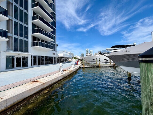 Building Photo - 900 Bay Dr