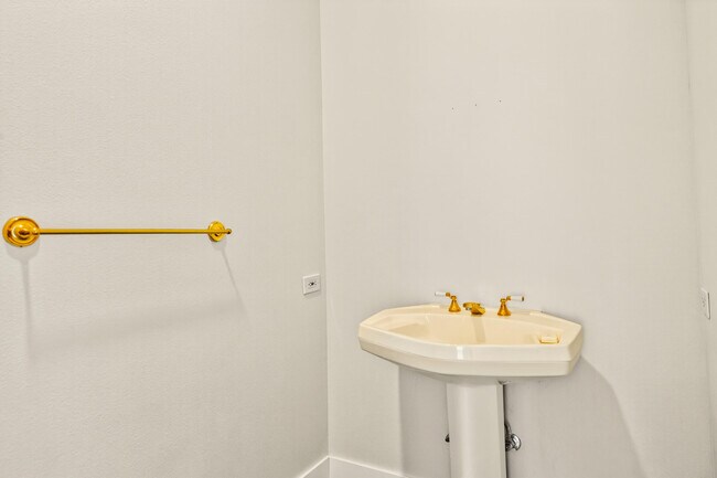 Building Photo - 6 Queens Ct