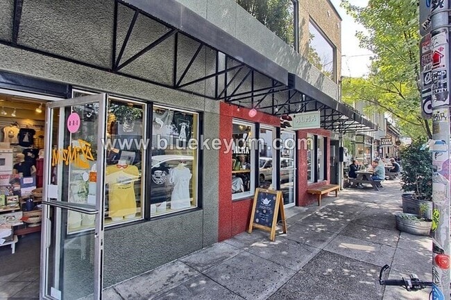 Building Photo - 2 Bed, 2 Bath Unit in Laurelhurst in Beautiful Tri Plex