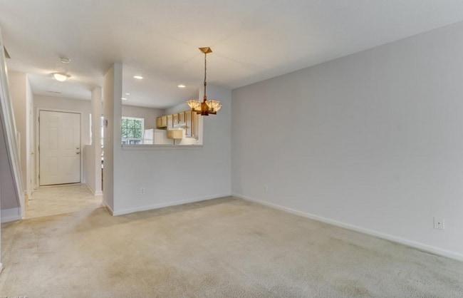 Building Photo - Amazing 2 bedroom 2.5 bathroom townhouse i...