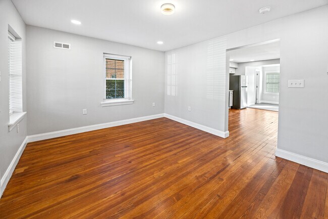 Building Photo - 733 E Elm St