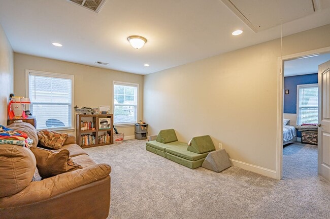 Building Photo - Forest Lakes Pooler