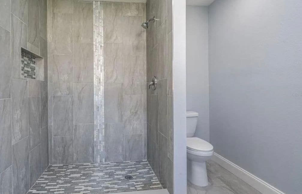 Bathroom - 608 Tangerine St