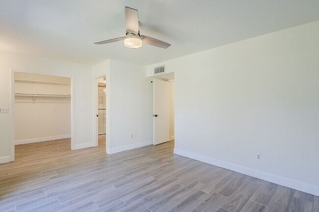 Building Photo - 10207 S 43rd Pl
