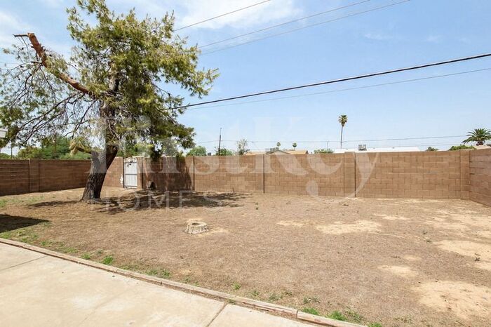 Building Photo - 2208 W Dahlia Dr