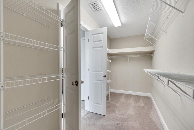 Building Photo - FishHawk Home Available Immediately!