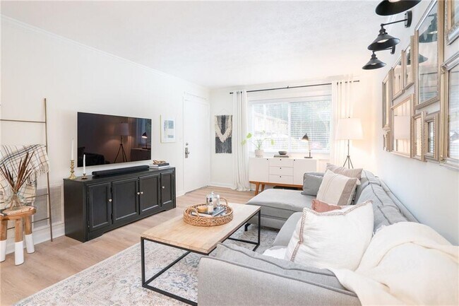 Building Photo - 100 Biscayne Dr NW