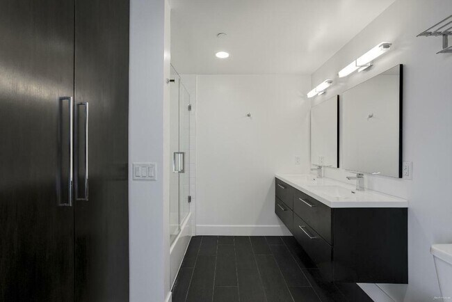 Building Photo - 1080 Sutter St