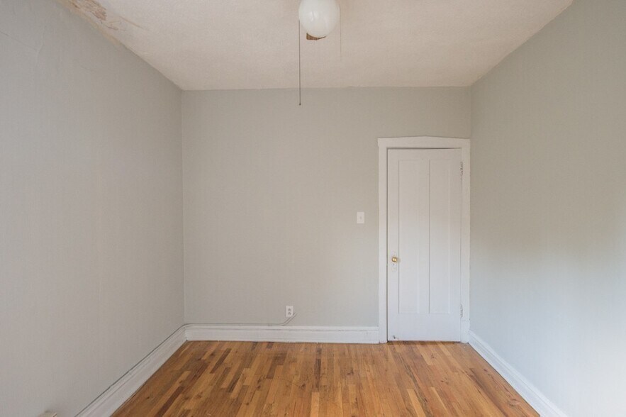 Building Photo - 627 W Cornelia Ave