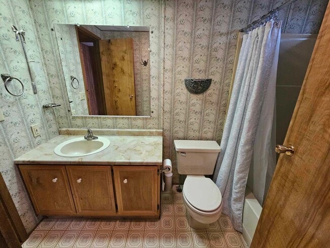 Building Photo - Lake front on Kings Point-Winter Rental On...