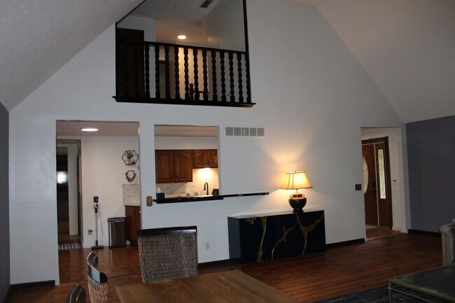 Building Photo - 2115 Pineshore Ct