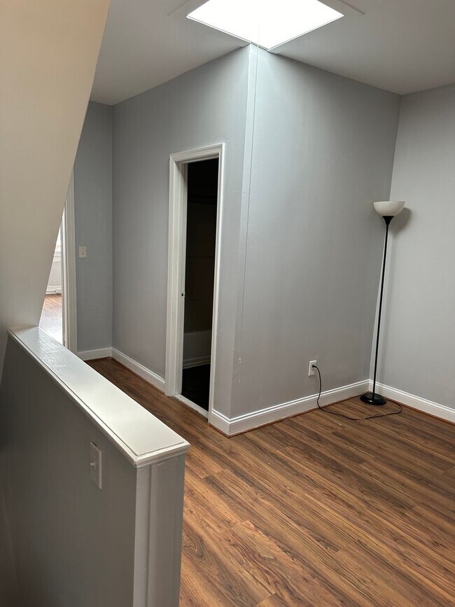 Building Photo - Spacious Rooms! Hardwood Flooring Througho...