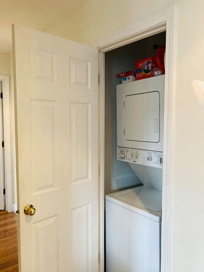 Building Photo - 10 Weston Ave