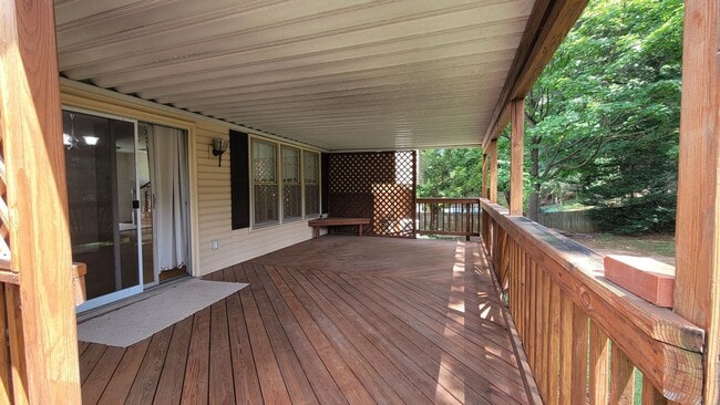 Building Photo - Stunning 4 Bedroom 2.5 Bathroom 3-Level Ho...