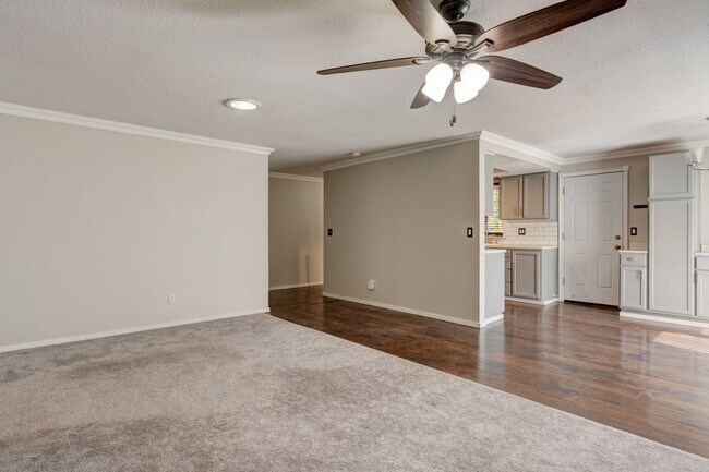 Building Photo - 4 bedroom 2 bath home