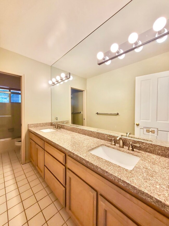 Building Photo - Gorgeous Lakeview Home for rent