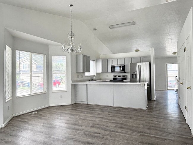 Building Photo - Bright & Spacious Rambler in Rose Park!