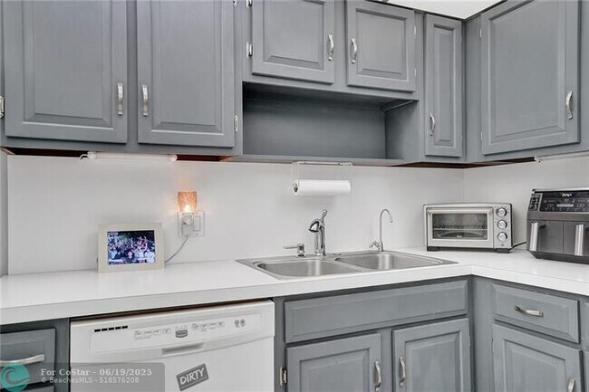 Building Photo - 1370 S Ocean Blvd