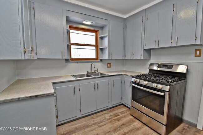 Building Photo - 198 Grove St