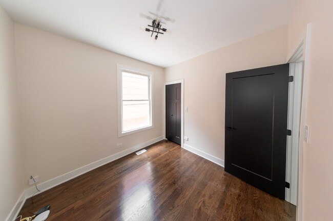 Building Photo - Beautiful 4 Bed 2 Bath home in the heart of Irving Park!