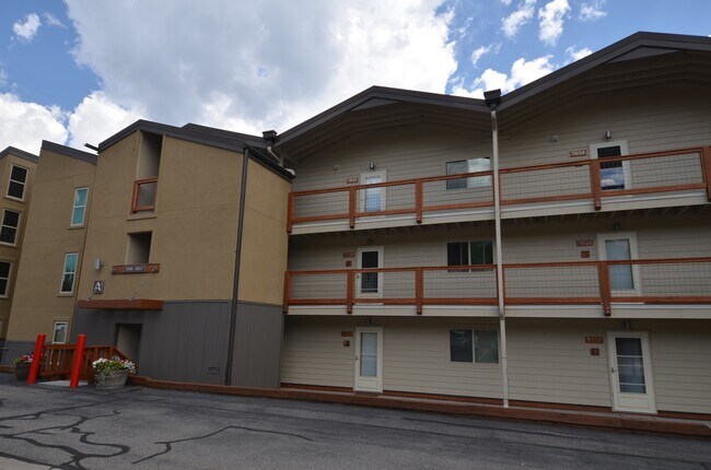 Building Photo - Updated Unit! Great Views! Year lease!