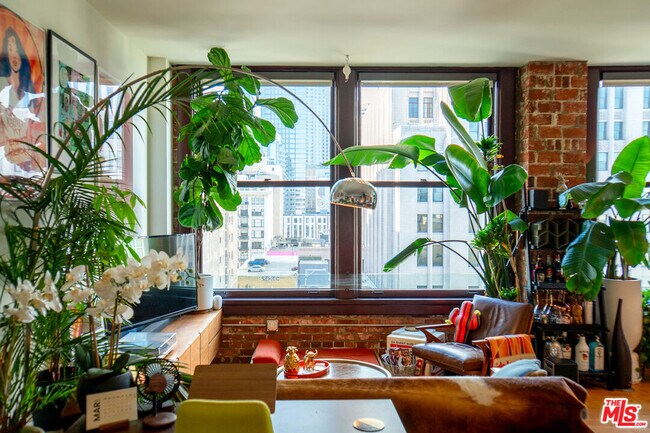 Building Photo - 460 S Spring St