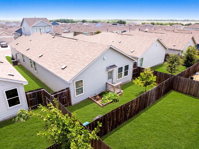 Building Photo - UP TO 1 MONTH FREE RENT!!! No Stairs, No Carpet, No Compromises.