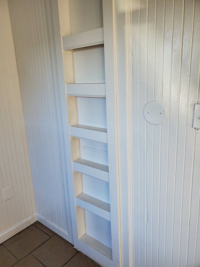 Building Photo - Downtown Charmer