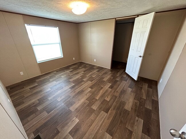 Building Photo - 305 Walker Ct