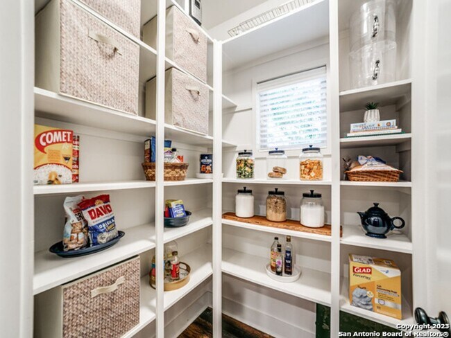 Building Photo - 5 Bedroom/3.5 Bathroom Home in the Ensenad...