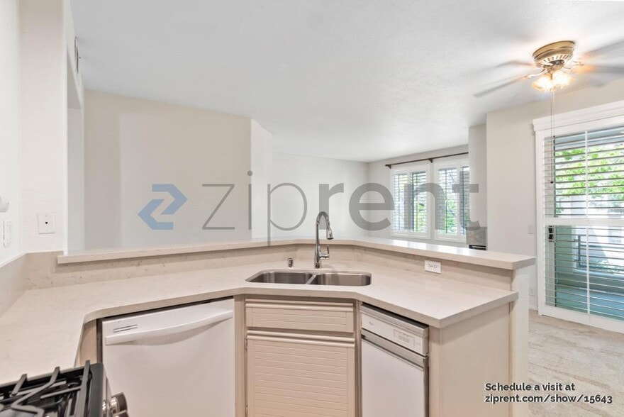 Building Photo - 425 Navaro Way