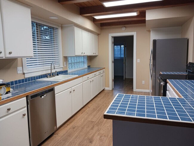 Building Photo - Beautiful Unique 4 Bedroom home with a loft & 3 full bathrooms! Move In Special $500 off first mo...