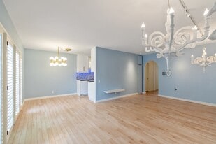 Building Photo - 639 Bay St